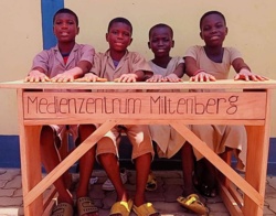 Bild einer selbst hergestellten Schulbank in Togo, welche das Medienzentrum unterstützt hat.